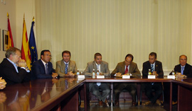 El ministro de Defensa, José Bono, se reune con los alcaldes de la zona, en la sede del Conselle Comarcal de la Terra Alta en Gandesa