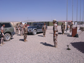 Los coroneles del Ejército del Aire español Miguel Moreno y Guillermo Vallá tras hacer el relevo en la base aérea de Herat (Afganistán)