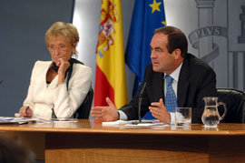 José Bono, ministro de Defensa, comparece ante los medios de comunicación despues el consejo de ministros.