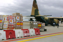 El avión Hércules del Ejército del Aire con material de ayuda humanitaria que parte desde la B. A. de Torrejón hacia EE.UU.