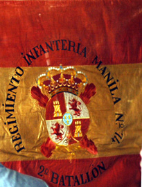 última Bandera Española que ondeó en Baler, custodiada y traida por un grupo de soldados españoles 