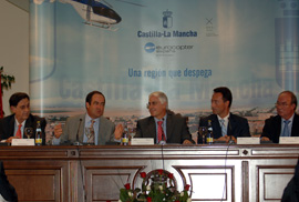 El ministro de Defensa, José Bono, pronunciando unas palabras antes de la firma del protocolo entre Castilla-La Mancha y Eurocopter para la promoción y el desarrollo de la industria aeronáutica en esta Comunidad