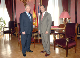El ministro de Defensa, José Bono,junto al ministro de Defensa chileno, Jaime Ravinet de la Fuente, momentos antes de reunirse
