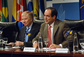 El ministro de Defensa, José Bono, durante su intervención junto a su homólogo chileno, Jaime Ravinet de la Fuente