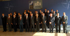 Foto de familia de la reunión de ministros de Defensa de la OTAN celebrada en Berlín