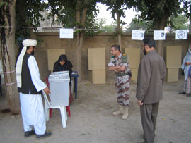 El coronel Veiga, jefe del PRT, asistió ayer al inicio de las votaciones en la provincia de Badghis, invitado por el gobernador de esa provincia
