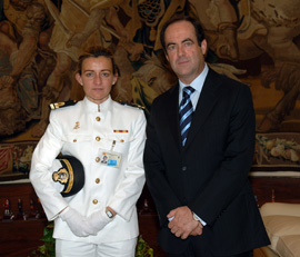 El ministro de Defensa, José Bono, recibe en audiencia a la teniente de navío Esther Yañez