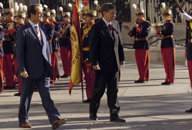Los ministros de Defensa de Australia y España, Robert Hill y José Bono, pasan revista a las tropas en el Ministerio de Defensa