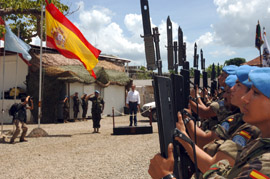 José Bono, ministro de Defensa, recibe honores en la base Miguel de Cervantes. Fort Liberté (Haití)