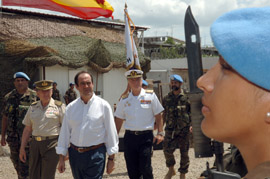 José Bono, ministro de Defensa, pasa revista a las tropas  en su visita a Haiti
