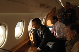 El presidente del Gobierno y el ministro de Defensa presencian desde su avión el ejercicio de reabastecimiento en vuelo