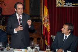 El ministro de Defensa, José Bono, en un momento se su nintervenciín, tras la reunión de la junta de jefes  de Estado Mayor , ante el presidente del Gobiern, José Luis Rodriguez Zapatero