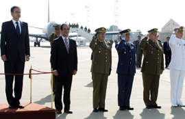 El ministro de Defensa, José Bono, con los jefes del Estado Mayor,acompañan al presidente del Gobierno, José Luis Rodriguez Zapatero, en la visita a la base aerea de Zaragoza.
