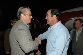 El ministro de Defensa, José Bono, a su llegada a Nueva York, es recibido por el magistrado Baltasar Garzón.