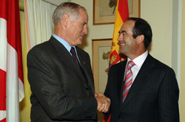 El ministro de Defensa, José Bono, saluda a Bill Graham, ministro de Defensa canadiense,