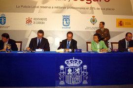 El ministro de Defensa, José Bono, y los alcaldes de A Coruña, Francisco Vázquez; de Córdoba, Rosa Aguilar; de Madrid, Alberto Ruiz Gallardón; y de Santa Cruz de Tenerife, Miguel Zerolo; firmando el Protocolo de Colaboración