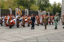 El ministro de Defensa pasa revista a las unidades que desfilan el Día de la Fiesta Nacional