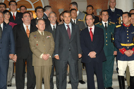 El presidente del Gobierno, el ministro de Defensa y el JEMAD con embajadores, agregados de Defensa, y los abanderados de los paises Iberoamericanos