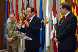 José Bono, ministro de Defensa, el secretario de estado de Defensa y el Jefe del estado mayor de la Defensa en la rueda de prensa celebrada en el Ministerio de Defensa