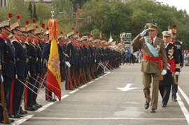 Su Majestad el Rey Don Juan Carlos I de España, pasa revista a las tropas que rinden honores en la plaza de Colón durante los actos conmemorativos del Día de la Fiesta Nacional