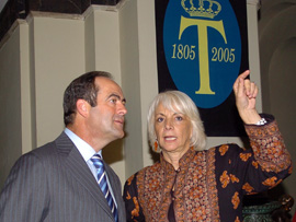 José Bono, ministro de Defensa con la alcaldesa de Cádiz, Teófila Martínez