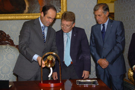 El ministro de Defensa José Bono, entrega en la diputación provincial una campana conmemorativa del 200 aniversario de la batalla de Trafalgar