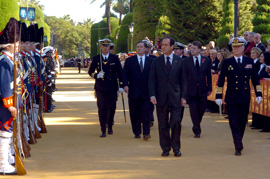 El ministro de Defnsa acompañado por los embajadores de Francia y Reino Unido, pasan revista a las tropas