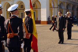 El ministro de Defensa acompañado por el almirante jefe de la Armada saluda a la Bandera en la Escuela de Suboficiales de la Armada