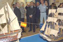 El ministro de Defensa, José Bono, acompañado por la alcaldesa de Cadiz, Teófila Martinez visita el museo de Santa catalina, conmemorativo de la batalla de Trafalgar