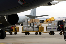Carga de ayuda humanitaria en la base aérea de Torrejón