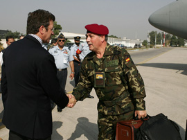 El embajador español en Pakistán recibe al jefe del contingente militar, José Antonio Bautís Otero en el aeropuerto de Lahore (Pakistán)