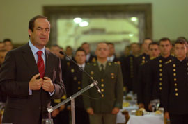 José Bono, ministro de Defensa durante su alocución a las damas y caballeros alumnos de la Escuela Naval Militar