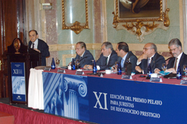 D.Manuel Díez de Velasco, premio Pelayo durante su intervencion