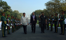 El ministro de Defensa, José Bono, es recibido con honores a su llegada al cementerio nacional de Héroes en Fort Bonifacio