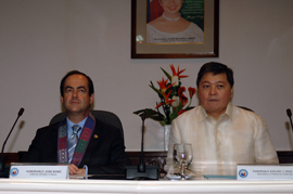 El ministro de Defensa, José Bono, mantienen una reunión con el secretario de Defensa de Filipinas, Sr. Avelino Cruz