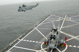 Helicópteros 'Sea King' SH-3 despegan del buque de mando y asalto anfibio 'Castilla', que actuará como Mando del Componente Marítimo en este ejercicio de la Fuerza de Respuesta de la OTAN (NRF)
