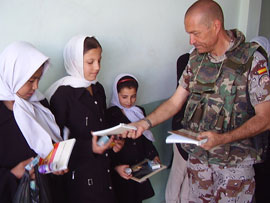 Militares españoles de la Base de Herat entregan material escolar al Colegio Maktab Fekri Saldjugh