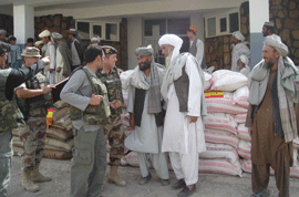 Los paracaidistas españoles del Equipo de Reconstrucción Provincial (PRT) en la provincia de Badghis, hacen entrega de 17 toneladas de arroz y harina al pueblo de Shanga Kers