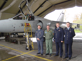 El general Stig Ostergaar y el teniente coronel Del Cid, Jefe del Destacamento español, junto a un Mirage F-1M en los hangares de la base aérea de Siauliai