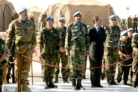 Autoridades civiles y militares asistentes a la celebración de la festividad de la Inmaculada Concepción en la base 'Miguel de Cervantes' en el Líbano.