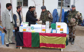 Componentes del Equipo de Reconstrucción Provincial (PRT) español  hacen entrega de diverso material médico y medicinas en el hospital de la ciudad de Qala i Naw (Afganistán).