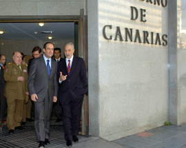 José Bono, ministro de Defensa, junto al Presidente del Gobierno de la Comunidad Autónoma de Canarias, Adán Martín, en la sede oficial del Gobierno