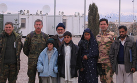Jovenes heridos en el atentado suicada del 20 de diciembre, visitán la Base de Herat