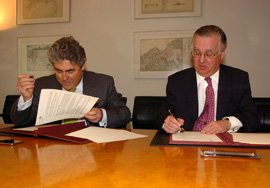 El subsecretario de Defensa, Justo Zambrana y director general de la EOI, Félix Santamaría en la firma del convenio
