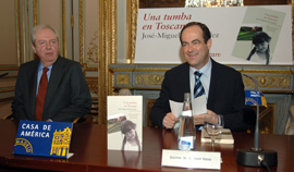José Bono, ministro de Defensa, en la presentación del libro 'Una tumba en Toscana' junto al autor José Miguel Hernández en la Casa de América