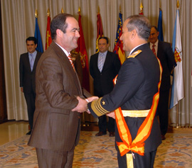 El ministro de Defensa de España, José Bono, ha condecorado hoy con la Gran Cruz del Mérito Naval al almirante Sigfrido
