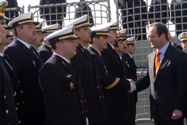 José Bono, ministro de Defensa, visita la fragata 'Navarra' en Catania, Sicilia
