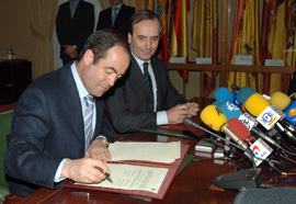 Los titulares de Interior y Defensa, José Antonio Alonso y José Bono, en la firma del convenio en la Dirección General de la Guardia Civil