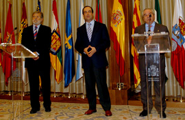 -El ministro de Defensa, el Presidente de la Junta de Extremadura y el alcalde de Cáceres , momentos antes de la comparecencia del presidente y el alcalde, ante los medios de comunicación social