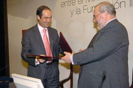José Bono y Javier Gómez-Navarro se saludan tras firmar el convenio de colaboración entre el Ministerio de Defensa y la Fundación INCYDE